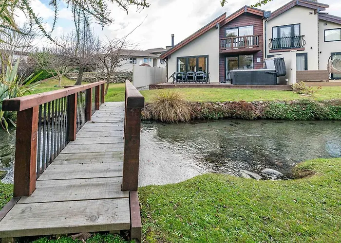 Tranquil Stream Side Retreat Ferienhaus