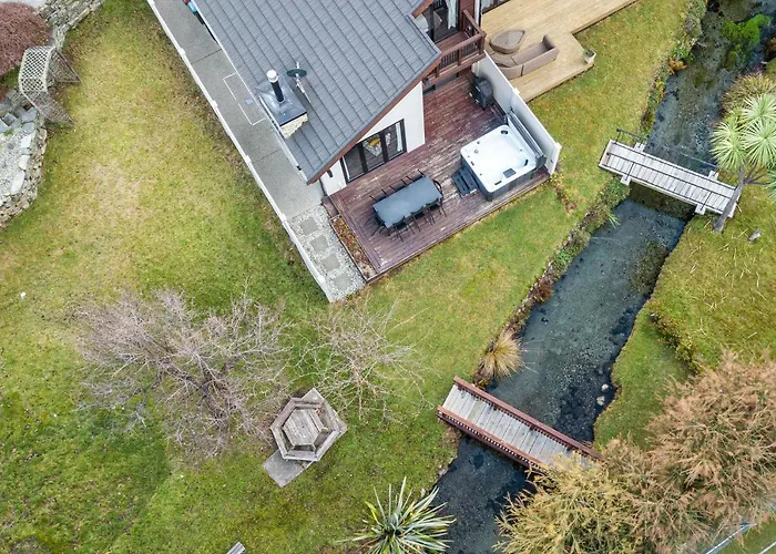 Tranquil Stream Side Retreat Ferienhaus Wanaka
