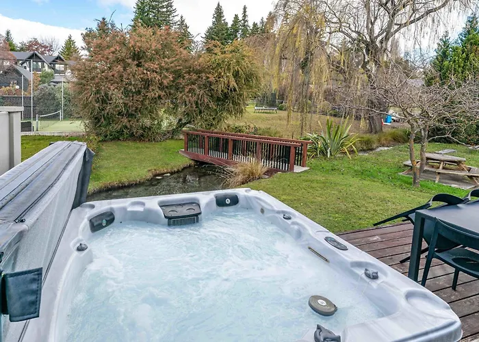 Tranquil Stream Side Retreat Ferienhaus *
