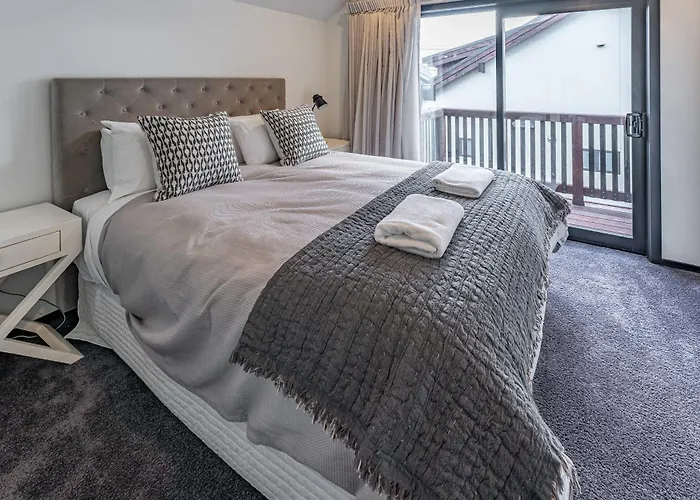 Tranquil Stream Side Retreat Wanaka