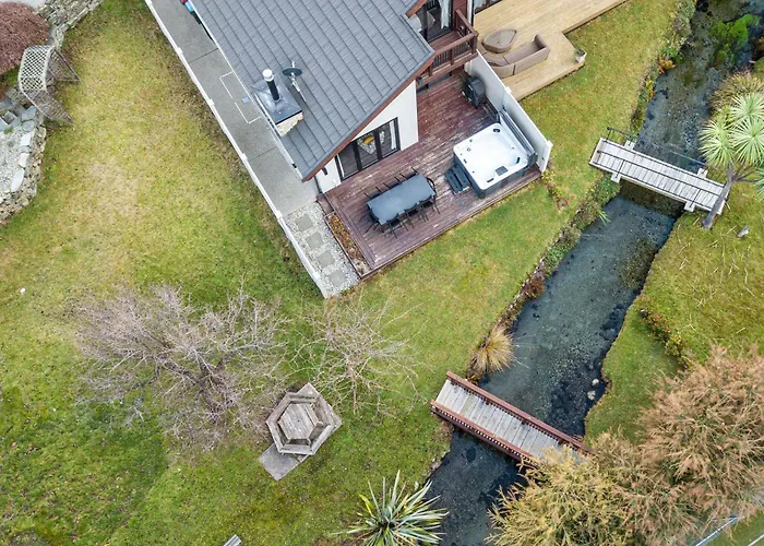 Tranquil Stream Side Retreat *